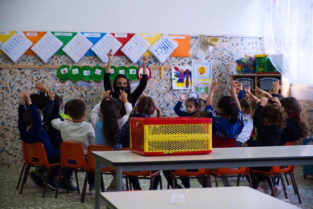 bambini con maestra in classe scuola dell'infanzia