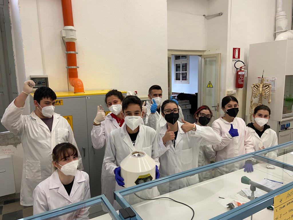 foto laboratorio di scienze e ragazzi