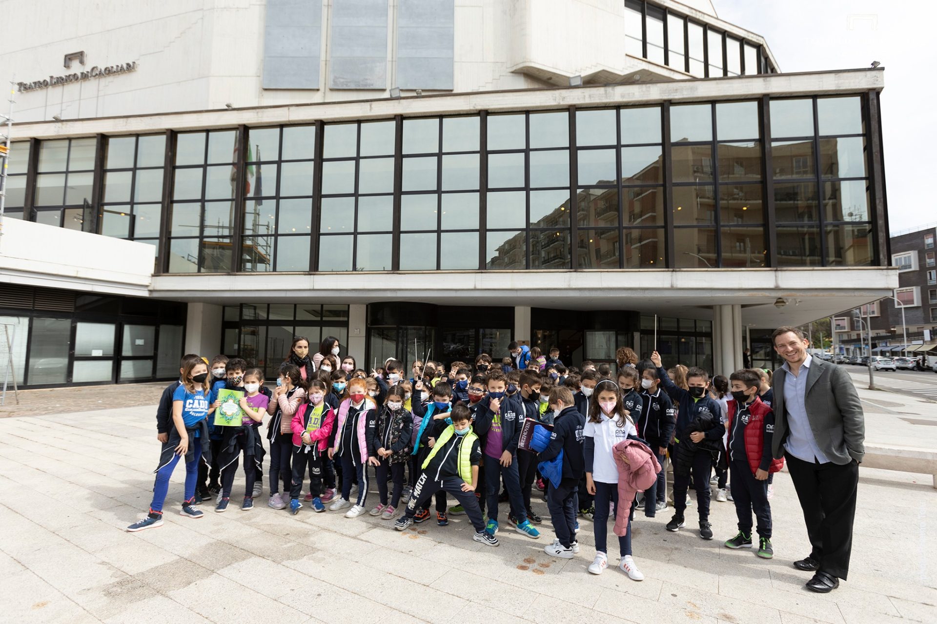 foto di gruppo dei bambini dell'infanzia lieta al teatro lirico